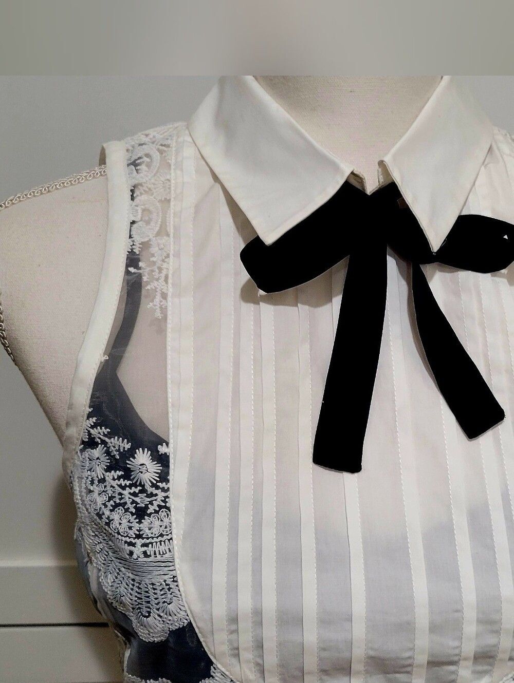 Marissa Webb Formal White Lace Sleeveless Pintuck Tuxedo Top w/Black Tank | S - Picture 4 of 8